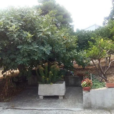 Manda Ljubetic Apartment Sutivan